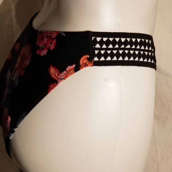 BNWT Swimwear Bottoms SIZE XL BLK W/ RED FLORAL - Picture 2 of 5